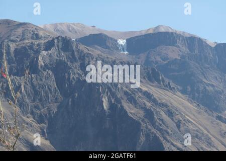 Colca Canyon in Peru auf der Suche nach den Condor Condor Gebirgsberg Hügel Felsen Felsen hoch oben auf dem Flug Warm Hot Blow Top kalt Stockfoto