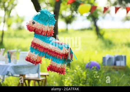 Bunte mexikanische Pinata hängen im Freien Stockfoto