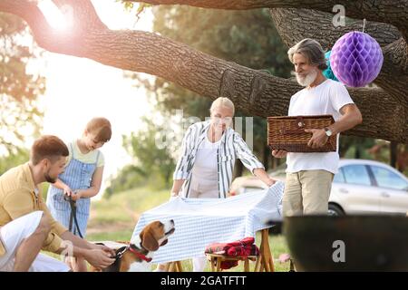 Glückliche Familie mit Grillparty am Sommertag Stockfoto