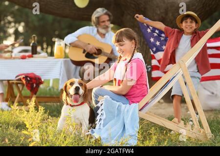 Glückliche Familie bei Grillparty am Sommertag Stockfoto