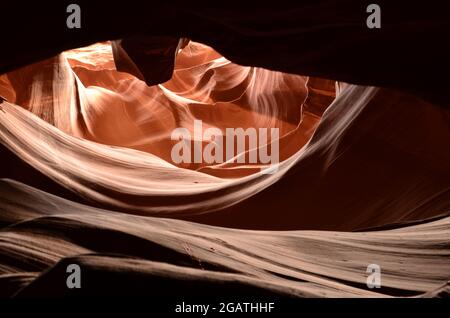 Wunderschöne wirbelnde Muster und Strukturen an den Wänden der Schlucht. Stockfoto