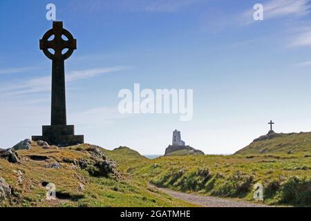 Steinkreuz, keltisches Kreuz und Twr Mawr Lighthouse, Llanddwyn Island, Anglesey Stockfoto