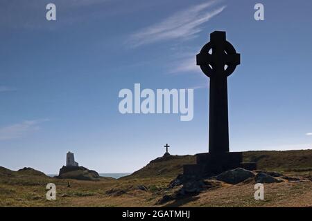 Steinkreuz, keltisches Kreuz und Twr Mawr Lighthouse, Llanddwyn Island, Anglesey Stockfoto