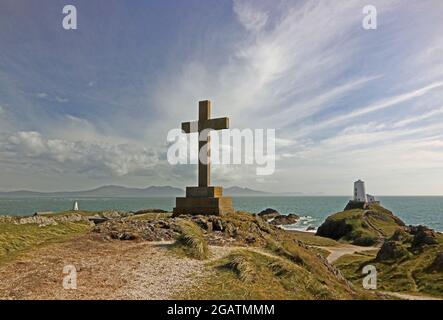 Stone Cross, Twr Mawr und Twr Bach Leuchttürme, Llanddwyn Island, Anglesey Stockfoto