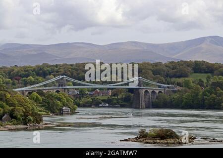 Menai Hängebrücke, die Anglesey mit dem Festland Wales verbindet Stockfoto