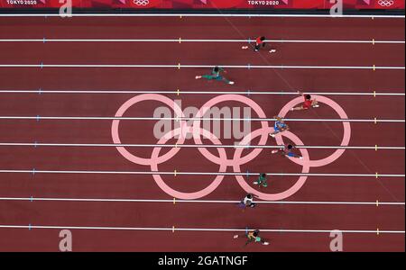 Tokio, Japan. August 2021. Su Bingtian (1. R) aus China tritt beim 100-m-Halbfinale der Männer bei den Olympischen Spielen 2020 in Tokio, Japan, am 1. August 2021 an. Kredit: Zeng Yao/Xinhua/Alamy Live Nachrichten Stockfoto