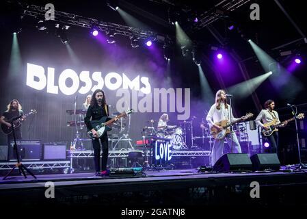 Lulworth, Dorset UK, Samstag, 31. Juli 2021 Blossoms tritt am 2. Tag des Camp Beestival 2021, Lulworth Castle, Dorset, live auf der Castle Stage auf. Kredit: DavidJensen / Empics Unterhaltung / Alamy Live Nachrichten Stockfoto