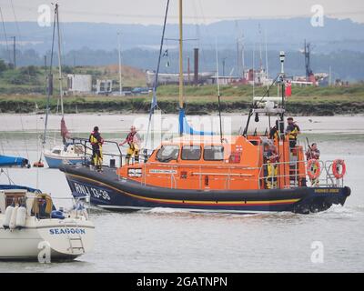 Queenborough, Kent, Großbritannien. August 2021. Das alte Trent-Klasse-Rettungsboot Sheerness 14-13 'George and Ivy Swanson' verließ die Stadt nach 25 Jahren Dienst heute Morgen und machte eine kurze Schleife von Queenborough, bevor es losging. Flankiert wurde es von dem neuen Shannon-Klasse-Boot, dem Relief-Küstenboot und dem Atlantic-Klasse-Rettungsboot von Southend. Robin Castle MBE, der die Boote in Vollzeit als Coxswain 40 Jahre lang gedient hat, gibt das Boot auf seiner letzten Reise vor seiner Pensionierung an das RNLI-Hauptquartier in Poole zurück. Im Bild: Das Ersatzboot der Shannon-Klasse. Kredit: James Bell/Alamy Live Nachrichten Stockfoto