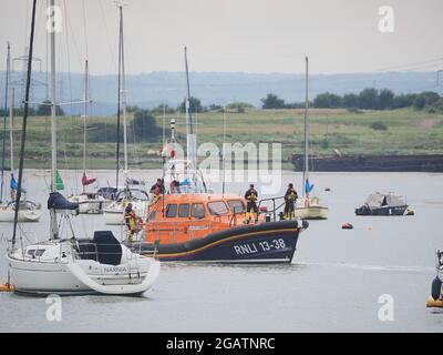 Queenborough, Kent, Großbritannien. August 2021. Das alte Trent-Klasse-Rettungsboot Sheerness 14-13 'George and Ivy Swanson' verließ die Stadt nach 25 Jahren Dienst heute Morgen und machte eine kurze Schleife von Queenborough, bevor es losging. Flankiert wurde es von dem neuen Shannon-Klasse-Boot, dem Relief-Küstenboot und dem Atlantic-Klasse-Rettungsboot von Southend. Robin Castle MBE, der die Boote in Vollzeit als Coxswain 40 Jahre lang gedient hat, gibt das Boot auf seiner letzten Reise vor seiner Pensionierung an das RNLI-Hauptquartier in Poole zurück. Im Bild: Das Ersatzboot der Shannon-Klasse. Kredit: James Bell/Alamy Live Nachrichten Stockfoto