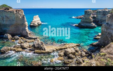 Torre Sant Andrea, Küste des Salento, Apulien, Italien. Faraglioni Melendugno. Schöne felsige Seascape mit Klippen in Apulien. Blau türkis gesättigtes klares Wasser. Heller Sommertag. Stockfoto