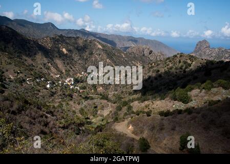 Banda de las Rosas liegt am oberen Ende des Valle Hermoso, direkt unter den Vulkanstöpseln von La Meseta bei La Gomera im kanarischen Archipel. Stockfoto