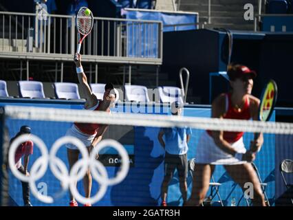 Tokio, Japan. August 2021. Belinda Bencic/Viktorija Golubic (L) aus der Schweiz treten beim Doppel-Finale der Tennisspielerinnen gegen Barbora Krejcikova/Katerina Siniakova aus der Tschechischen Republik bei den Olympischen Spielen 2020 in Tokio, Japan, am 1. August 2021 an. Quelle: Du Yu/Xinhua/Alamy Live News Stockfoto