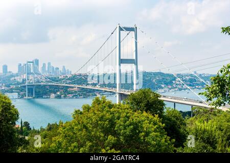 Die zweite Bosporus oder Fatih Sultan Mehmet Brücke im Grünen und bewölktem Himmel Hintergrund, Istanbul. Verkehr fließt auf der Brücke Stockfoto