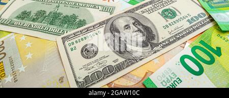 Panorama der Textur aus US- und Euro-Banknoten Stockfoto