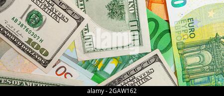 Panorama der Textur aus US- und Euro-Banknoten Stockfoto
