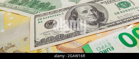 Panorama der Textur aus US- und Euro-Banknoten Stockfoto