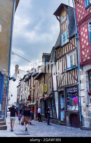 Bunte Fachwerkhäuser mit Einkäufern in Rennes, Bretagne, Frankreich