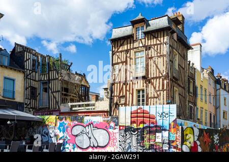 Farbenfrohe Graffiti- und Fachwerkgebäude in Rennes, Bretagne, Frankreich