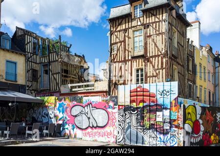 Farbenfrohe Graffiti- und Fachwerkgebäude in Rennes, Bretagne, Frankreich.