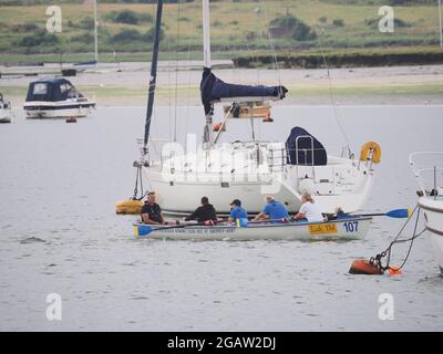 Queenborough, Kent, Großbritannien. August 2021. UK Wetter: Bedeckt in Queenborough Harbour, Kent. Queenborough Rowing Club. Kredit: James Bell/Alamy Live Nachrichten Stockfoto