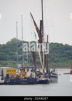 Queenborough, Kent, Großbritannien. August 2021. UK Wetter: Bedeckt in Queenborough Harbour, Kent. Thames Barge 'Edith May'. Kredit: James Bell/Alamy Live Nachrichten Stockfoto