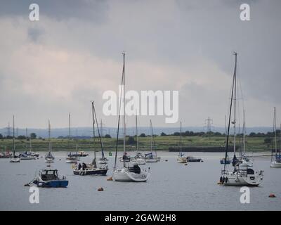 Queenborough, Kent, Großbritannien. August 2021. UK Wetter: Bedeckt in Queenborough Harbour, Kent. Kredit: James Bell/Alamy Live Nachrichten Stockfoto