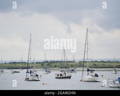 Queenborough, Kent, Großbritannien. August 2021. UK Wetter: Bedeckt in Queenborough Harbour, Kent. Kredit: James Bell/Alamy Live Nachrichten Stockfoto