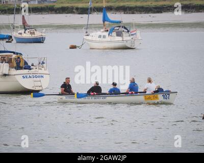 Queenborough, Kent, Großbritannien. August 2021. UK Wetter: Bedeckt in Queenborough Harbour, Kent. Queenborough Rowing Club. Kredit: James Bell/Alamy Live Nachrichten Stockfoto