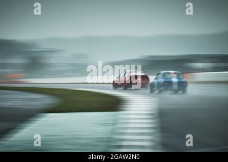 Towcester, Northamptonshire, Großbritannien. August 2021. Nebel während der Adrian Flux Trophy für die MRL Historic Touring Car Challenge während des Classic Motor Racing Festivals auf dem Silverstone Circuit (Foto von Gergo Toth / Alamy Live News) Stockfoto