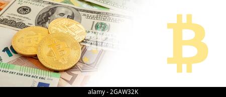 bitcoins auf einem Texturhintergrund aus dem Euro- und Dollar-Panorama Stockfoto
