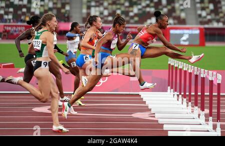 (210801) -- TOKIO, 1. August 2021 (Xinhua) -- Athleten treten beim Halbfinale der 100-m-Hürden der Frauen bei den Olympischen Spielen 2020 in Tokio, Japan, am 1. August 2021 an. (Xinhua/Ju Huanzong) Stockfoto