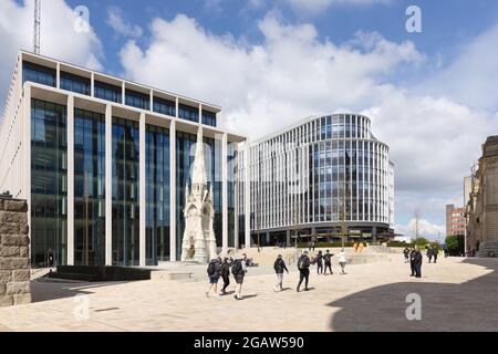 Birmingham, West Midlands, Großbritannien, 26. Mai 2021: Eine Gruppe junger Männer geht am Chamberlain Memorial vorbei, das von modernen Bürogebäuden dominiert wird. Stockfoto