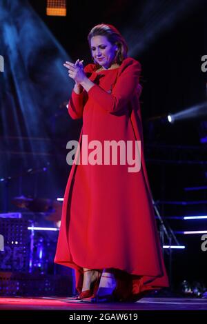 Madrid, Spanien. Juli 2021. Die spanische Sängerin Niña Pastori tritt beim Musikfestival Noches del Botanico im Real Jardín Botánico Alfonso XIII in Madrid, Spanien, live auf. Quelle: Isabel Infantes/Alamy Live News Stockfoto