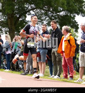 Maastricht, Niederlande. August 2021. Youri Keulen aus den Niederlanden, auf dem Weg zum Ironman 70.3 Maastricht-Limburg Triathlon. Aufgrund des schnell fließenden Wassers in der Maas nach den jüngsten Überschwemmungen wurde der Schwimmabschnitt der Strecke durch einen zusätzlichen Laufabschnitt ersetzt, was den Triathlon zu einem Run-Bike-Run-Event machte. Anna Karpendale/Alamy Live News Stockfoto