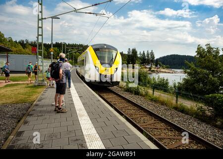 Schluchsee, Baden-Württemberg, Deutschland - Juli 28 2020 : Touristen mit Rucksack warten auf dem Bahnsteig, während der Regionalzug von bwegt in den Stat einfährt Stockfoto