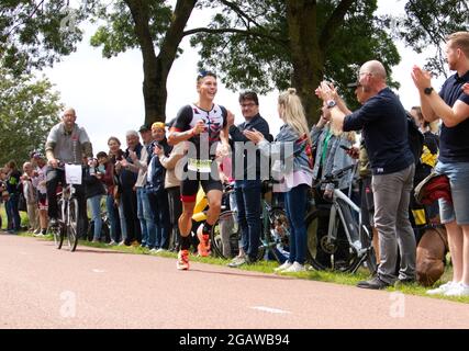 Maastricht, Niederlande. August 2021. Youri Keulen aus den Niederlanden, führend in der letzten Etappe des Ironman 70.3 Maastricht-Limburg Triathlon. Er wurde Rennsieger. Aufgrund des schnell fließenden Wassers in der Maas nach den jüngsten Überschwemmungen wurde der Schwimmabschnitt der Strecke durch einen zusätzlichen Laufabschnitt ersetzt, was den Triathlon zu einem Run-Bike-Run-Event machte. Anna Karpendale/Alamy Live News Stockfoto