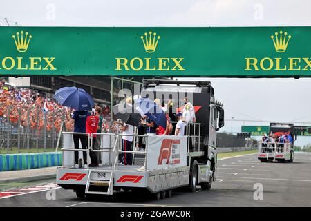 Budapest, Ungarn. August 2021. Fahrerparade. Großer Preis von Ungarn, Sonntag, 1. August 2021. Budapest, Ungarn. Quelle: James Moy/Alamy Live News Stockfoto