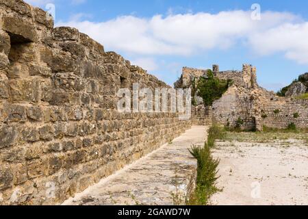 Obidos, Portugal - 30. Juni 2021: Die befestigten Mauern der Burg von Obidos Stockfoto