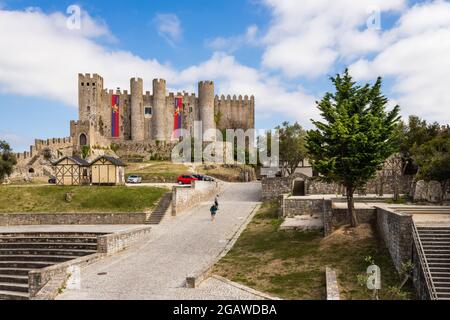 Obidos, Portugal - 30. Juni 2021: Auf dem Gipfel des Hügels in Obidos liegt diese wunderschöne Burg Stockfoto