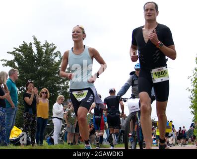 Maastricht, Niederlande. August 2021. Evelien Ruijters aus den Niederlanden führt das Damenrennen während des letzten Teils des Ironman 70.3 Maastricht-Limburg Triathlons an. Aufgrund des schnell fließenden Wassers in der Maas nach den jüngsten Überschwemmungen wurde der Schwimmabschnitt der Strecke durch einen zusätzlichen Laufabschnitt ersetzt, was den Triathlon zu einem Run-Bike-Run-Event machte. Anna Karpendale/Alamy Live News Stockfoto