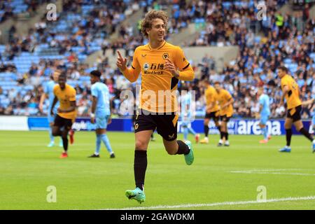 Coventry, Großbritannien. August 2021. Fabio Silva von Wolverhampton Wanderers feiert das Tor seines Teams. Freundschaftsspiel vor der Saison, Coventry City gegen Wolverhampton Wanderers in der Coventry Building Society Arena in Coventry, Midlands, am Sonntag, 1. August 2021. Dieses Bild darf nur für redaktionelle Zwecke verwendet werden. Nur zur redaktionellen Verwendung, Lizenz für kommerzielle Nutzung erforderlich. Keine Verwendung bei Wetten, Spielen oder Veröffentlichungen in einem Club/einer Liga/einem Spieler. PIC von Steffan Bowen/Andrew Orchard Sports Photography/Alamy Live News Credit: Andrew Orchard Sports Photography/Alamy Live News Stockfoto