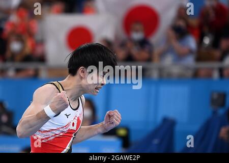 Tokio, Japan. August 2021. Künstlerische Gymnastik. Ariake Gymnastik Center. 10-1. 1chome. Ariake. Koto-ku. Tokio. Kazuma Kaya (JPN) feiert seine Routine auf dem Knauf. Kredit Garry Bowden/Sport in Pictures/Alamy live News Kredit: Sport in Pictures/Alamy Live News Stockfoto