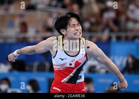 Tokio, Japan. August 2021. Künstlerische Gymnastik. Ariake Gymnastik Center. 10-1. 1chome. Ariake. Koto-ku. Tokio. Kazuma Kaya (JPN) feiert seine Routine auf dem Knauf. Kredit Garry Bowden/Sport in Pictures/Alamy live News Kredit: Sport in Pictures/Alamy Live News Stockfoto