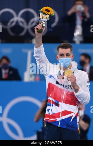 Tokio, Japan. August 2021. Künstlerische Gymnastik. Ariake Gymnastik Center. 10-1. 1chome. Ariake. Koto-ku. Tokio. Max Whitlock (GBR) zeigt seine GOLDMEDAILLE. Kredit Garry Bowden/Sport in Pictures/Alamy live News Kredit: Sport in Pictures/Alamy Live News Stockfoto