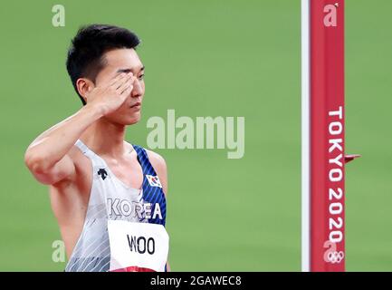 01. August 2021, Japan, Tokio: Leichtathletik: Olympische Spiele, Hochsprung-Finale, Sanghyeok Woo aus Korea begrüßt. Foto: Oliver Weiken/dpa Stockfoto