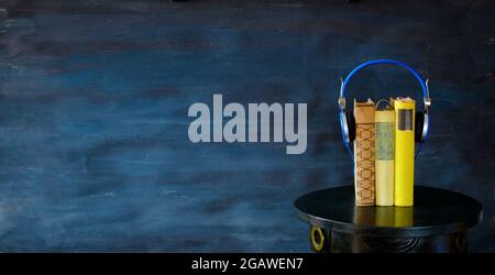 Hörbuch-Konzept mit Reihe von Büchern und Vintage-Kopfhörer, Literatur, Unterhaltung, Bildung, guter Kopieplatz Stockfoto