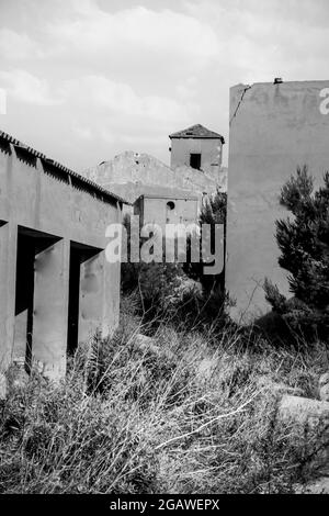 Überreste von verlassenen Gebäuden aus den Minen des Dorfes La Union in der Provinz Cartagena, Gemeinde Murcia, Spanien. Monochromes Bild. Stockfoto