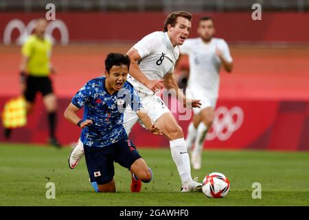 Tokio, Japan. 31. Juli 2021. Von links: Takefusa KUBO (JPN), Joe BELL (NZL), Action, Duelle, Japan (JPN) - Neuseeland (NZL) 4: 2 ne, Fußball, Viertelfinale der Männer, Viertelfinale der Football Men im Ibaraki Kashima Stadium 31.07. 2021 Olympische Sommerspiele 2020, ab 23.07. - 08.08.2021 in Tokio/Japan. Kredit: dpa/Alamy Live Nachrichten Stockfoto