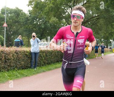 Maastricht, Niederlande. August 2021. Leon Kriszeleit aus Deutschland während der Laufetappe des Ironman 70.3 Maastricht-Limburg Triathlons, eine Runde vor dem Start. Er belegte den dritten Platz in der Gesamtwertung. Aufgrund des schnell fließenden Wassers in der Maas nach den jüngsten Überschwemmungen wurde der Schwimmabschnitt der Strecke durch einen zusätzlichen Laufabschnitt ersetzt, was den Triathlon zu einem Run-Bike-Run-Event machte. Anna Karpendale/Alamy Live News Stockfoto