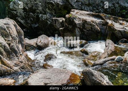 Felsige Stromschnellen am Fluss Llugwy in Betws-y-Coed, Wales. Stockfoto